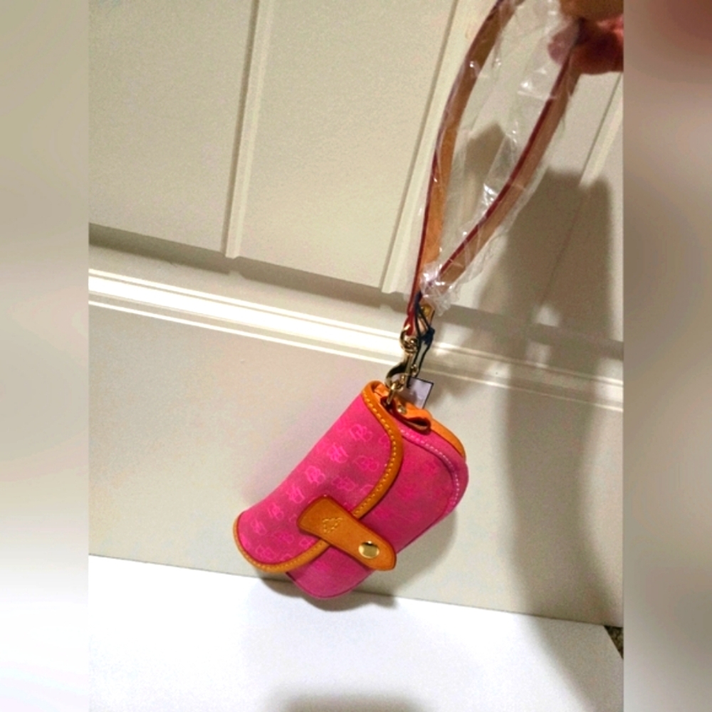 Dooney & BOURKE WRISTLET - Picture 2 of 11